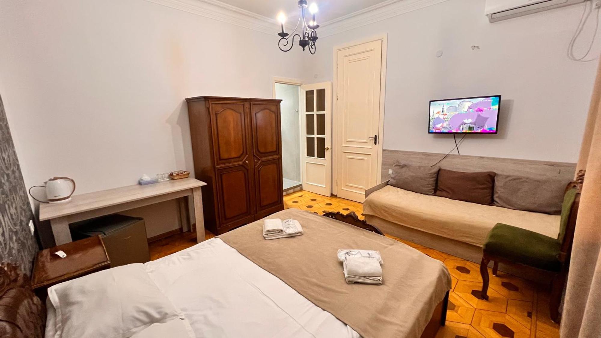 Elross Hotel Yerevan Bagian luar foto