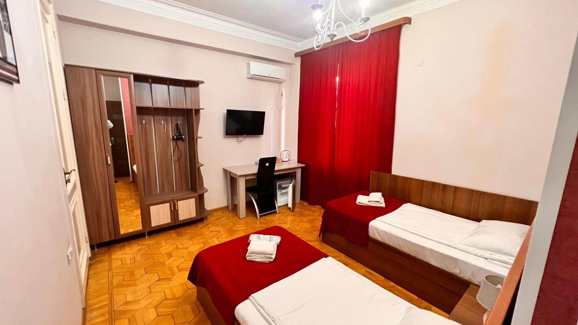 Elross Hotel Yerevan Bagian luar foto