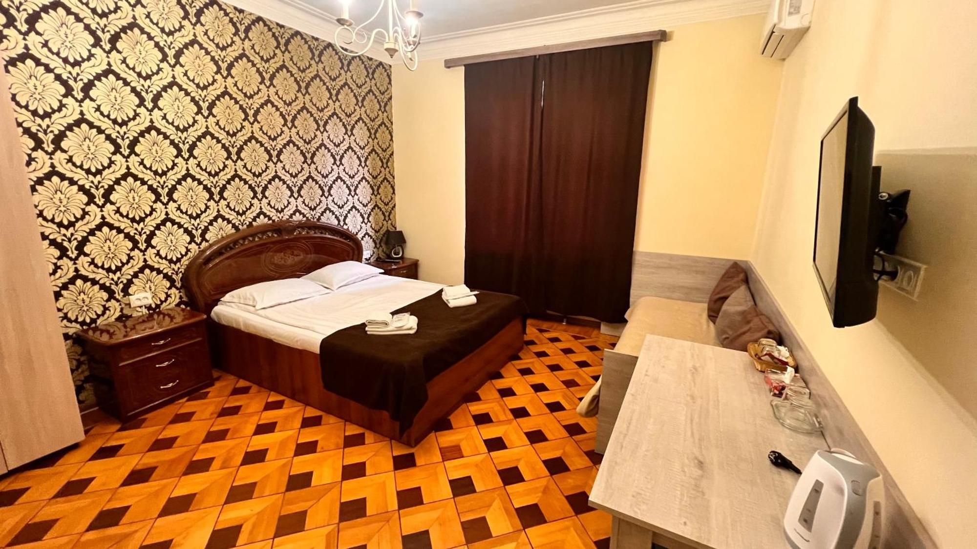 Elross Hotel Yerevan Bagian luar foto