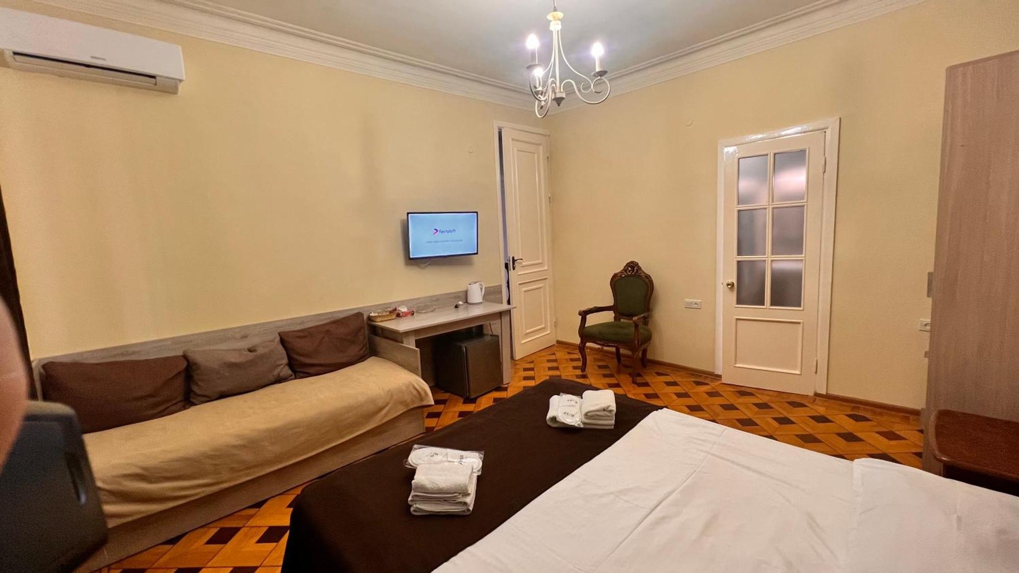 Elross Hotel Yerevan Bagian luar foto