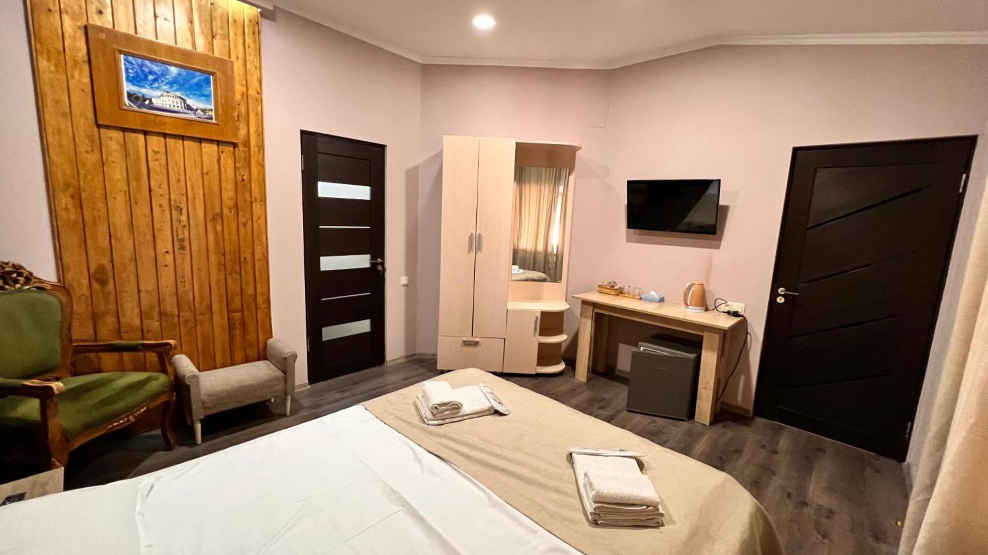 Elross Hotel Yerevan Bagian luar foto