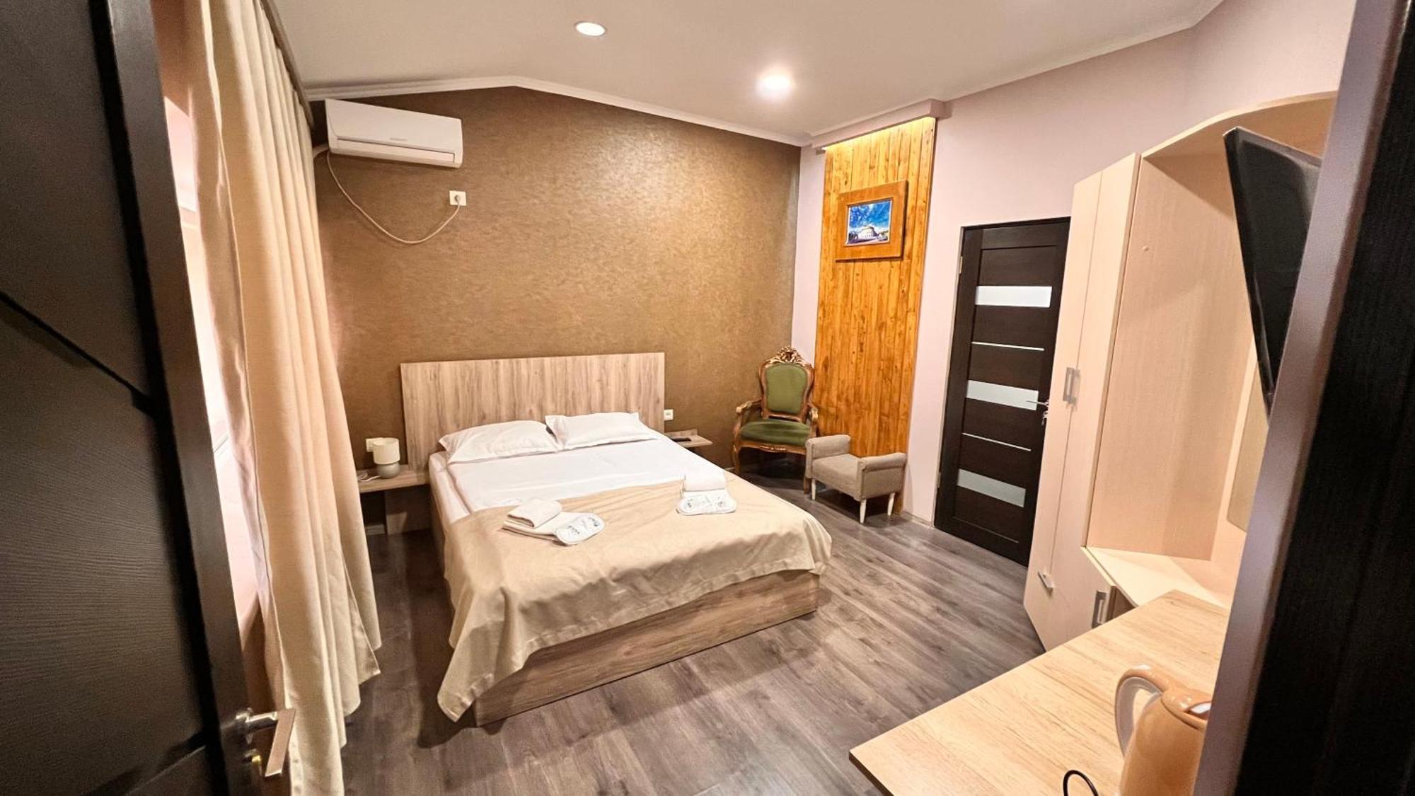 Elross Hotel Yerevan Bagian luar foto