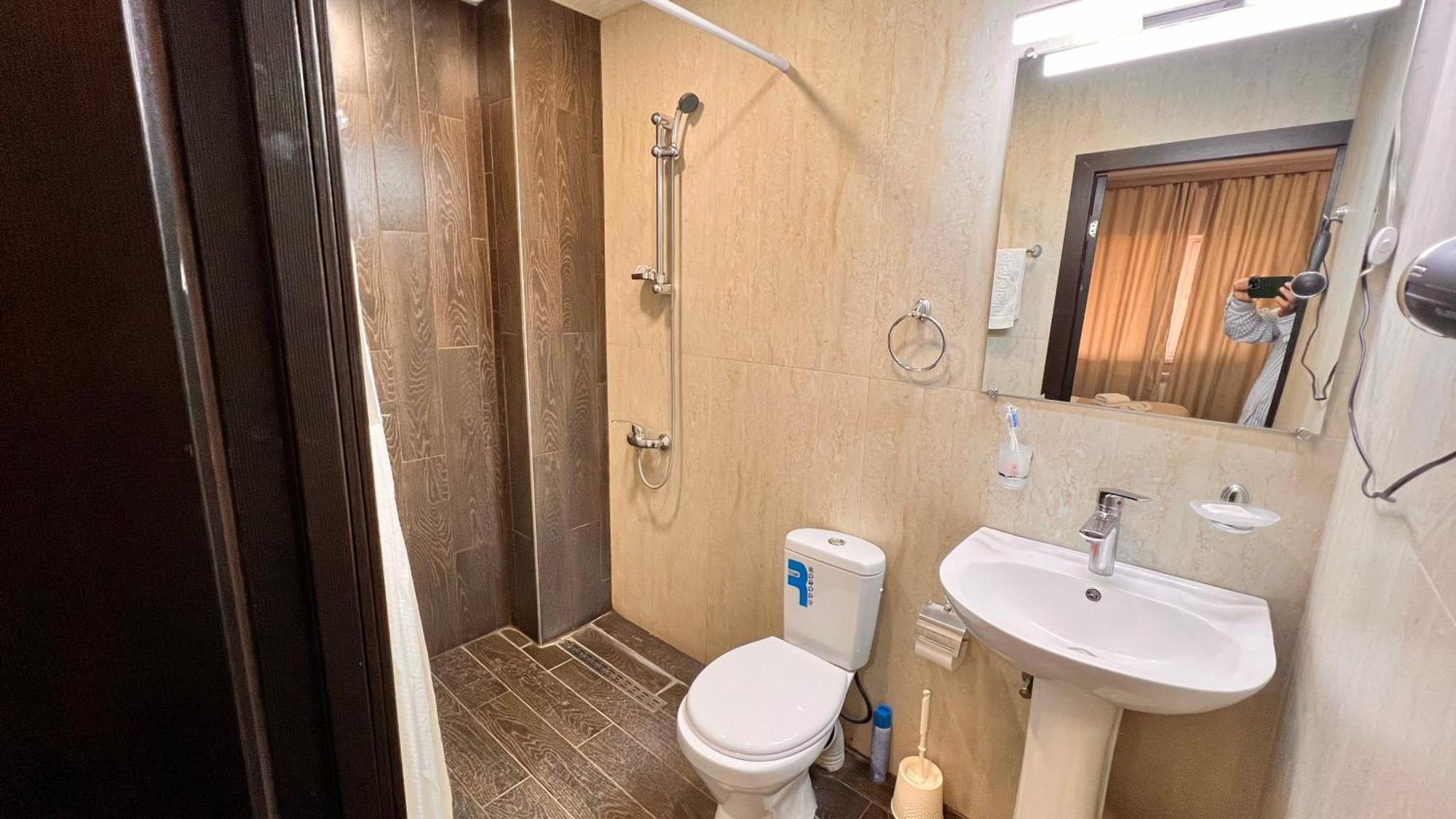 Elross Hotel Yerevan Bagian luar foto