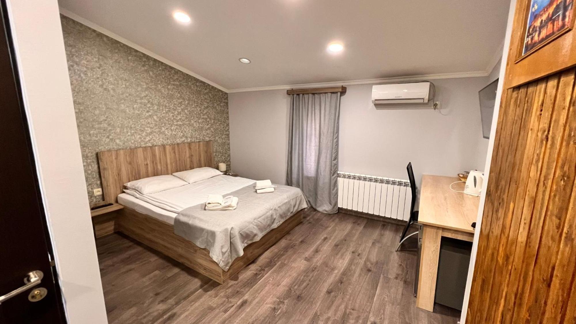 Elross Hotel Yerevan Bagian luar foto